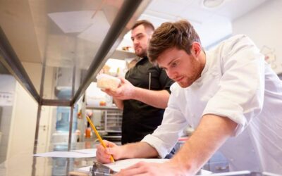 El Costo Oculto del Papel: 3 Fugas de Dinero en la Gestión Manual de Casinos